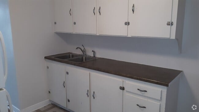 Building Photo - $850 - 1 Bedroom 1 Bath Triplex - Walk to ... Unit 724 1/2 Rental