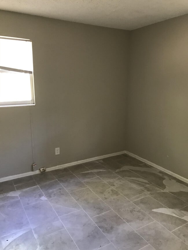 Photo - 2524 Red Robin Dr E