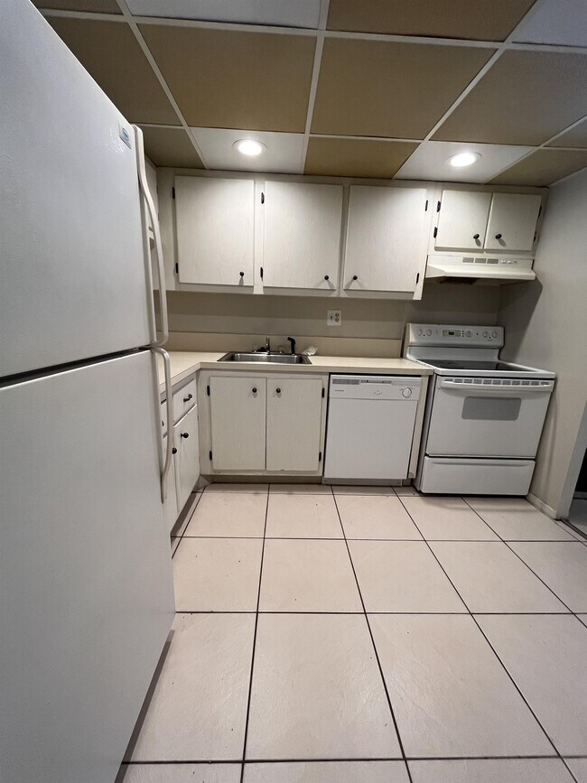 Building Photo - 7801 S Colony Cir