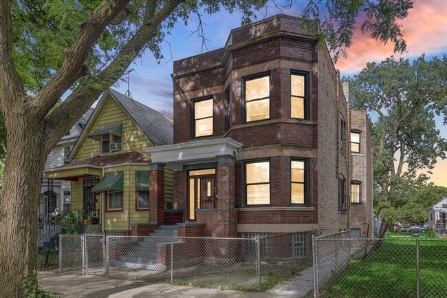 Building Photo - 6949 S Justine St Unit 1