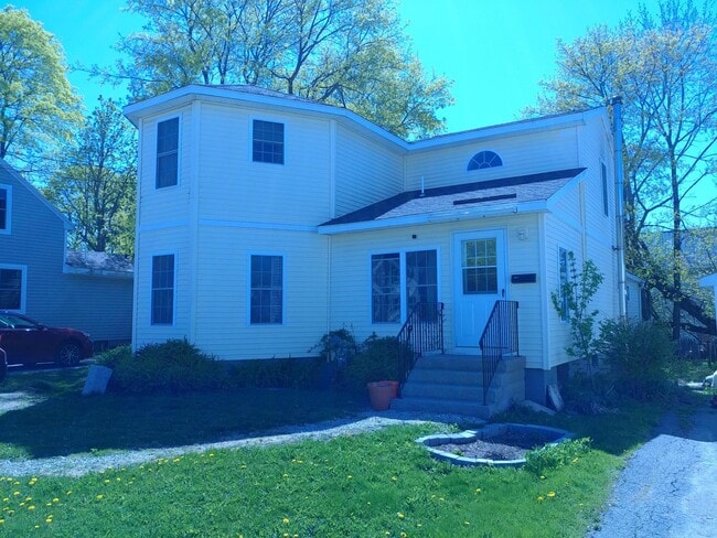 Building Photo - 208 Grove St Unit 2