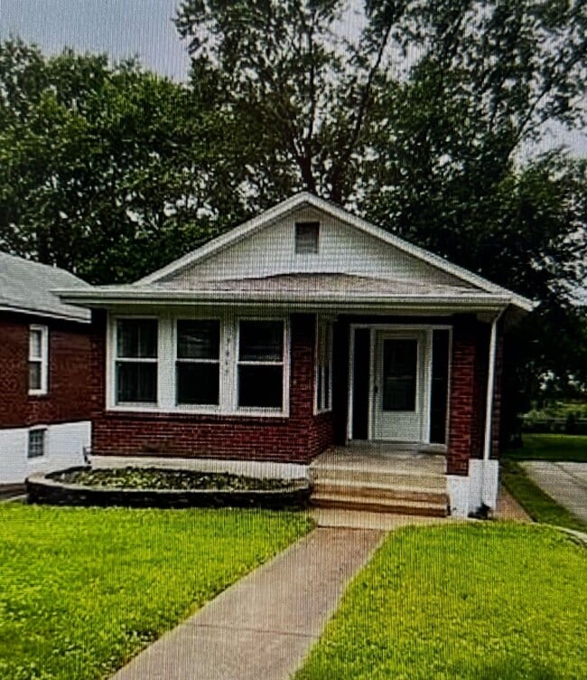 Building Photo - 3 bed/ 1 bath with full basement and garage Rental