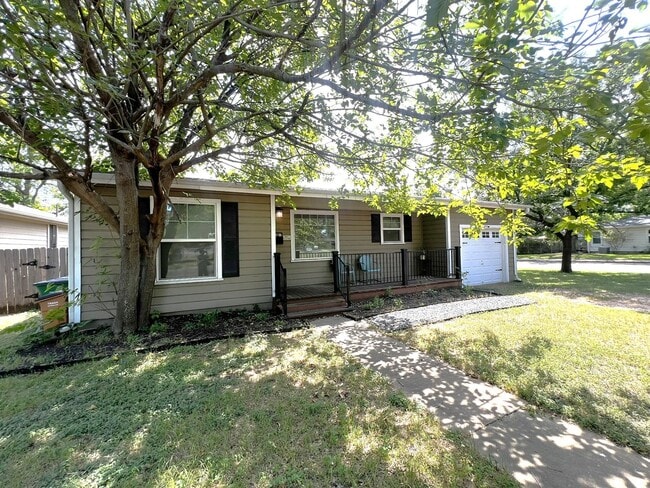 Photo - Furnished 2/2 Home in Crestview 3-12 month lease terms available