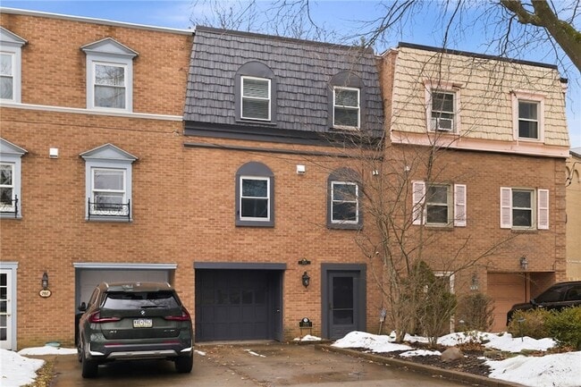 Photo - 709 Clyde St