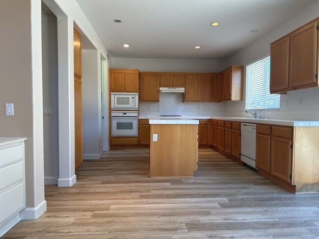 3 Bedroom 2.5 Bath Home in Moreno Valley CA With Massive Backyard and Bonus Studio / Room in Gara...