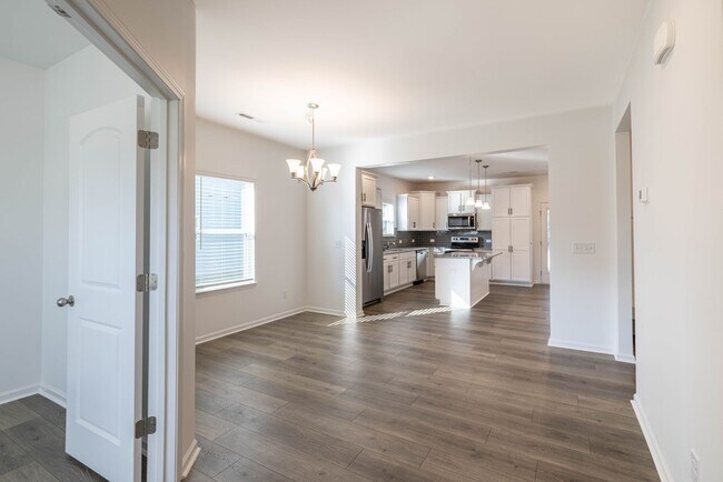 Photo - BEAUTIFUL 4 Bedroom Home - Stonebridge Fa...