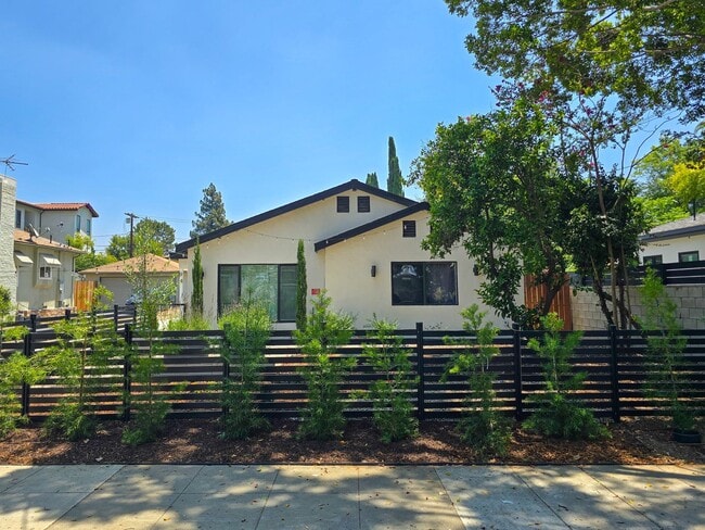 Building Photo - Newly Renovated 4BR Lamanda Park Unit 94