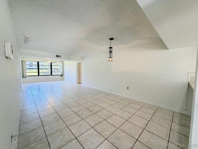 3511 Village Blvd Unidad 103