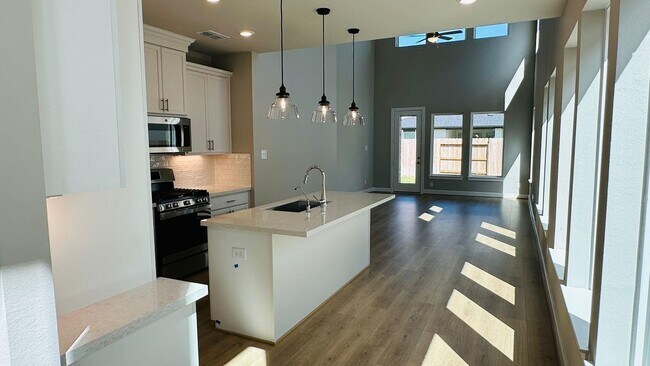 Photo - 21818 Fitzroy Mnr Ln