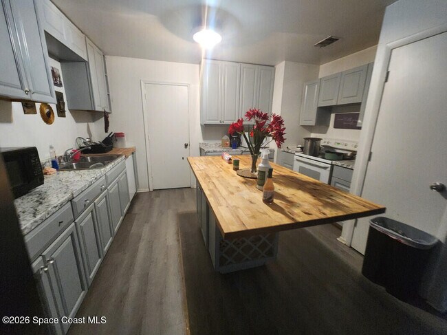 Photo - 1066 Galty Cir NE