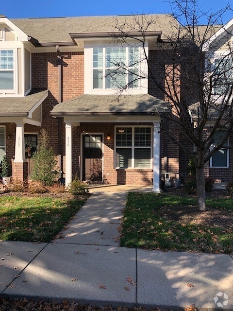 Building Photo - 2 Bedroom Townhouse with Private Bathrooms...