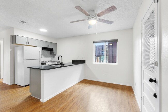 Building Photo - 1118/1120 Hazelton Unit 1118 Hazelton