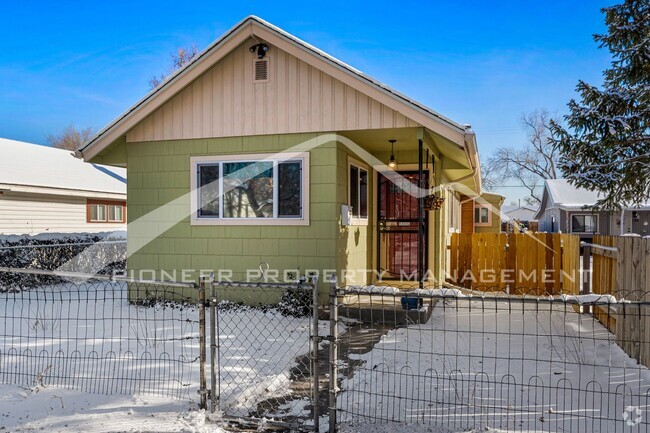 Building Photo - Charming Home with Washer/Dryer and 2 Car ...