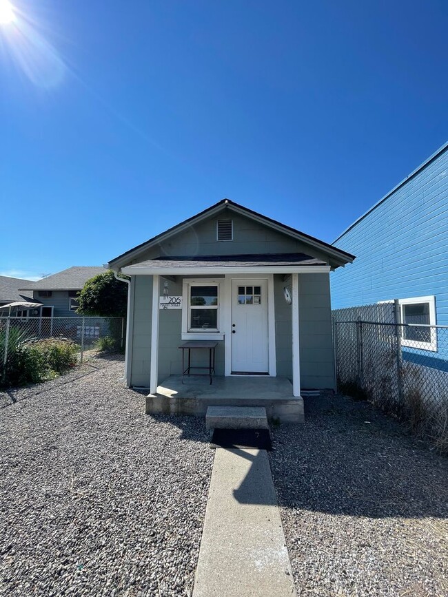 Building Photo - Hard to find 1 bdrm 1 bath house in the he...