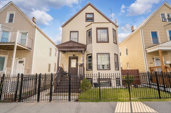 Building Photo - 2519 N Hamlin Ave Unit B