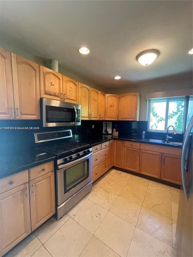 Photo - 1531 Moffett St