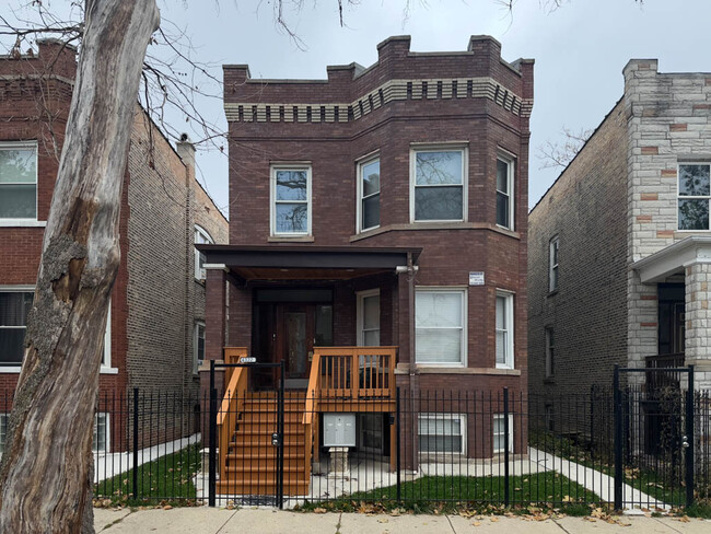 Building Photo - 4322 W Kamerling Ave Rental