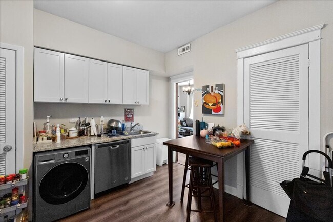 Photo - 4000 N Southport Ave Unit 2