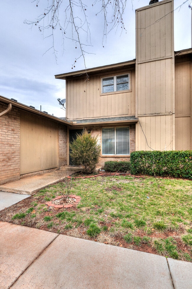 Spacious Hefner Village Townhome House Rental in Oklahoma City, OK