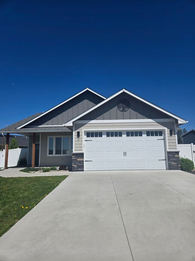 Building Photo - Stunning Zero Step Ranch Style Home