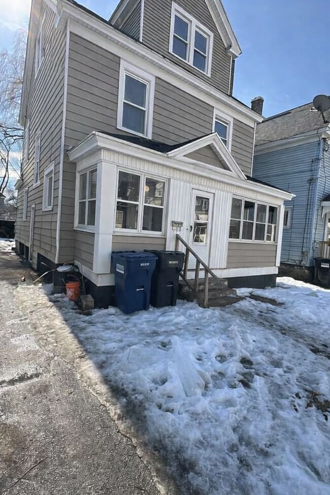 Building Photo - 231 Primrose Ave