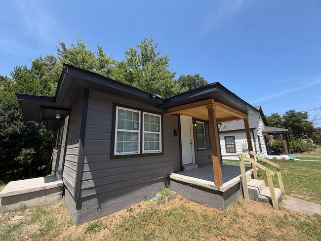 Building Photo - 851 N Claybrook St