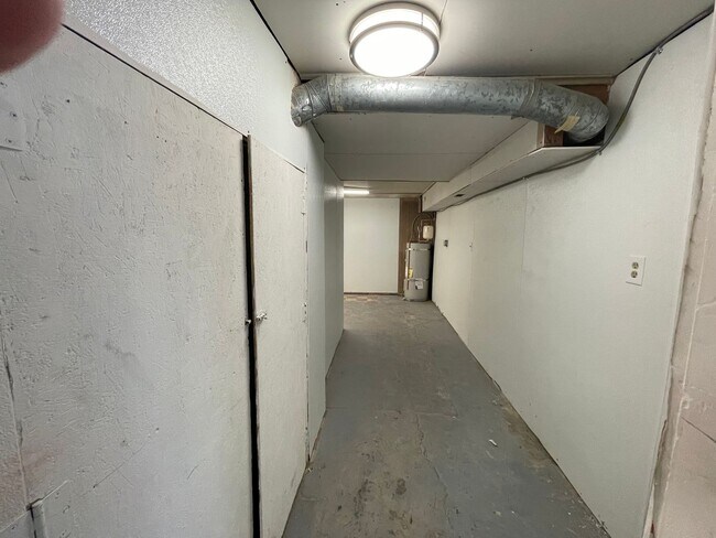 Photo - Finished Basement Work Space Studio - Clos... Unit Bottom