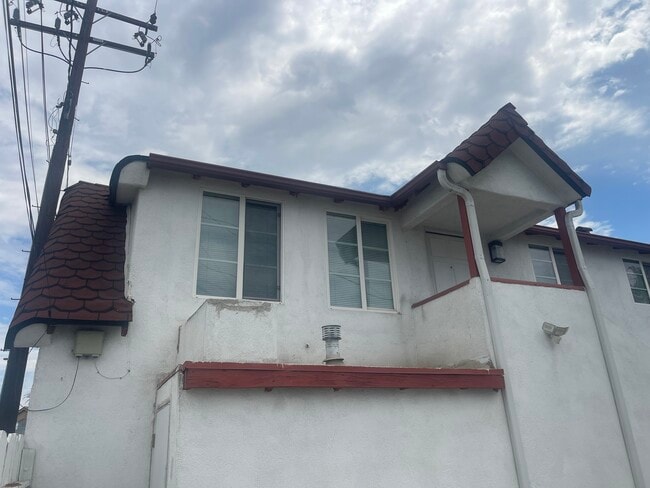 Upper unit - 1131 E Whiting Ave Unit 1131 e whiting