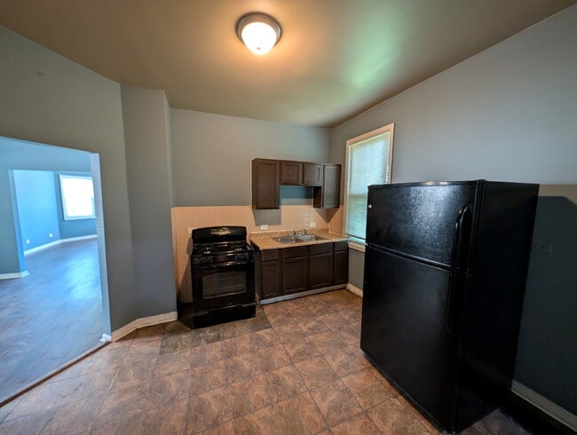Spacious 1BR/1BA with Off-Street Parking – $1,000/Month