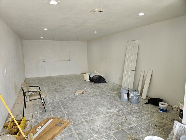 Building Photo - 2116 Lockwood Dr