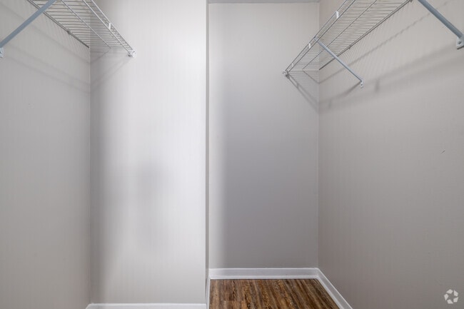 2BR, 2BA - 844SF - Closet