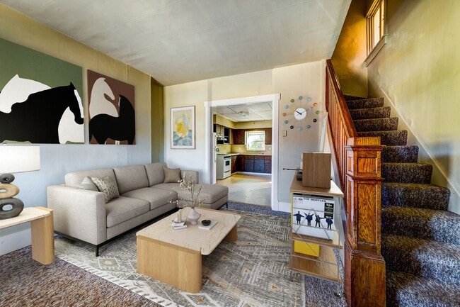 Building Photo - AVAILABLE JUNE 2026 - Traditional 2 Bedroom Home in Mt Washington!