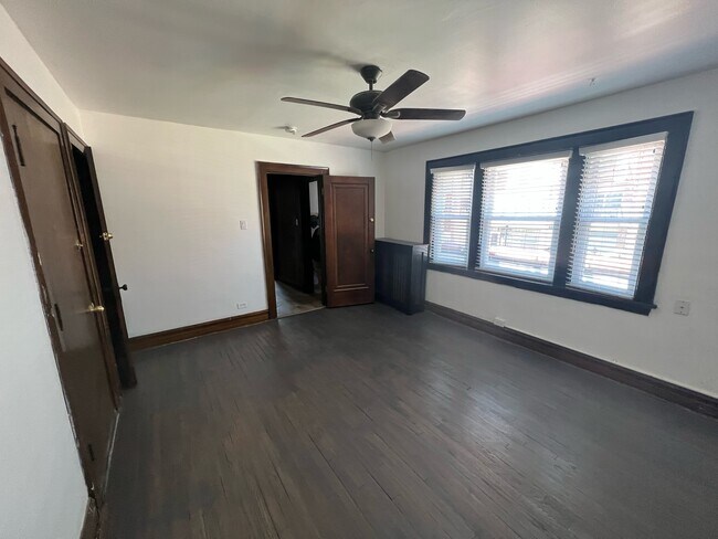bedroom - 18 W Busse Ave Unit #9