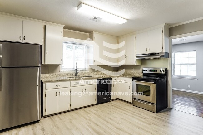 Photo - 610 Sir Michael Dr