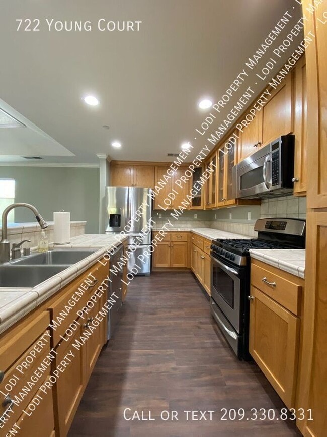 Photo - 722 Young Ct