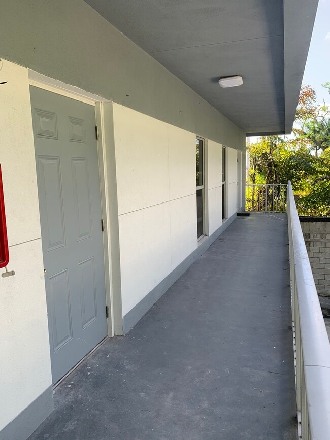 #3 on second floor (top floor) - 3225 N Andrews Ave Unit 4