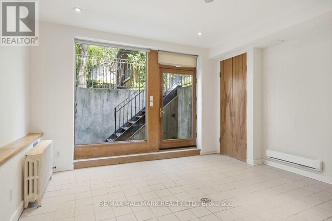 Photo - 321 Palmerston Blvd Unit Lower Back