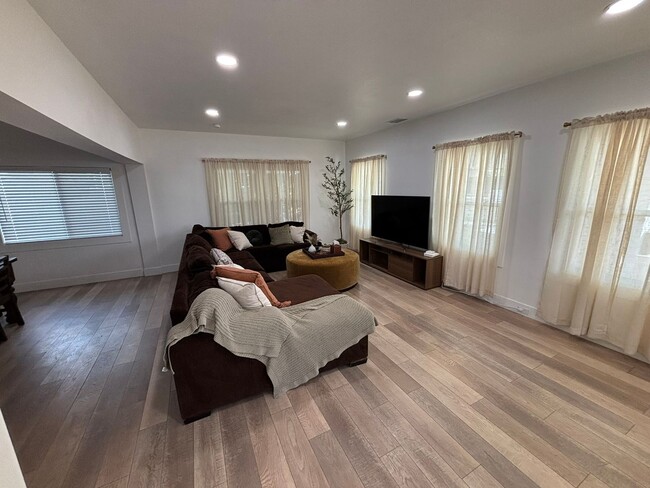 Photo - Stunning Fully Furnished 4-Bedroom, 2.5 Ba...