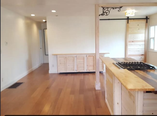 Photo - 699 Lottie St