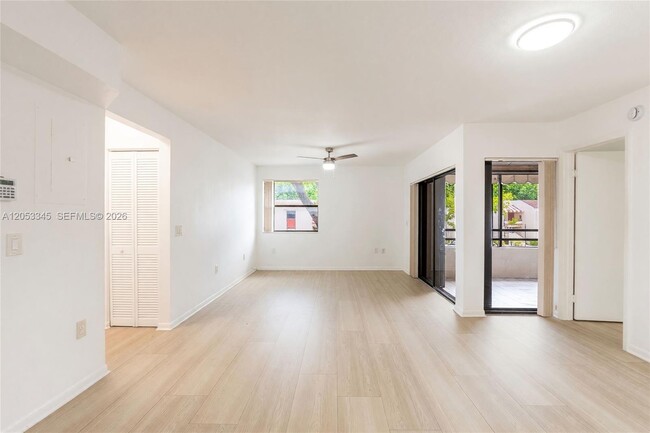 Building Photo - 20260 NE 3rd Ct Unit 2