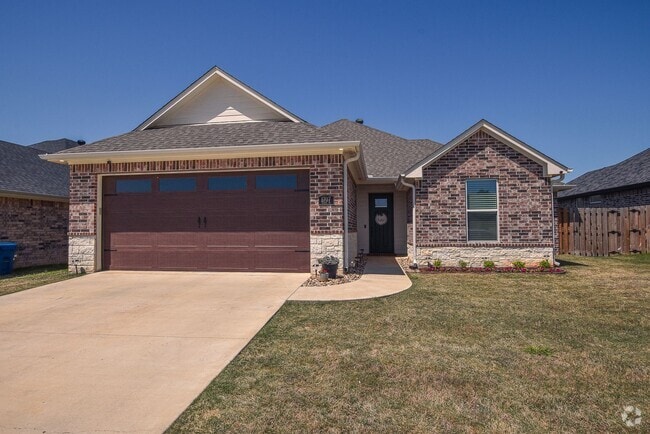 Building Photo - Stunning 3 bedroom 2 bath rental in Whiteh...
