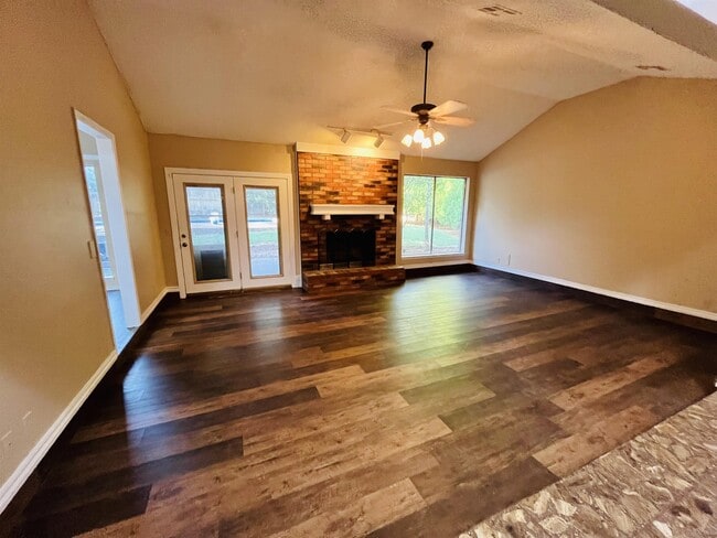 Photo - 909 E 13th St