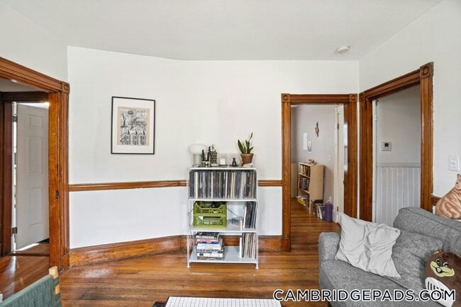Building Photo - 10 Clary St