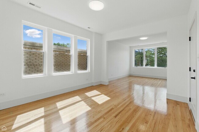 Building Photo - 1928 W 21st St Unit 2F