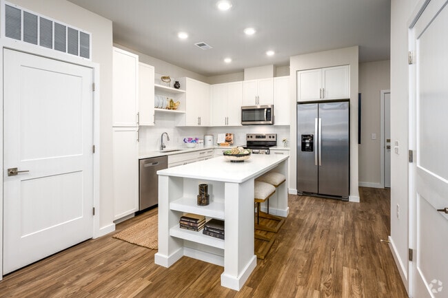 2BR, 2BA - 944SF - Kitchen