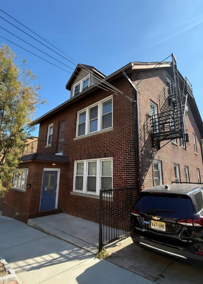 Building Photo - 610 Gregory Ave Rental