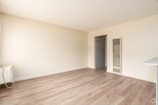 1BR, 1BA - 527SF - Living Room