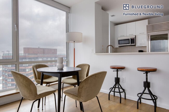 Photo - 635 W 42nd St Unidad FL27-ID1476