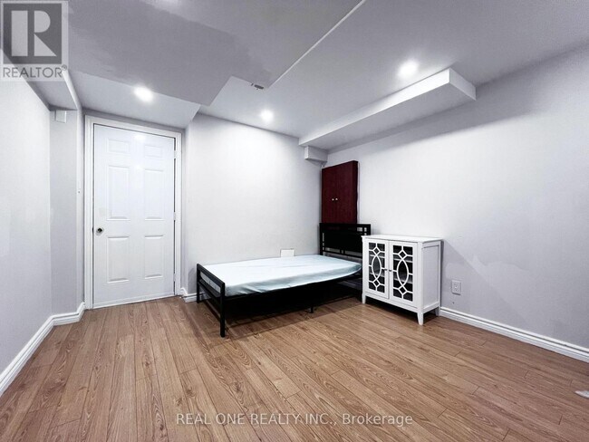 Photo - 1098 Sandhurst Cir