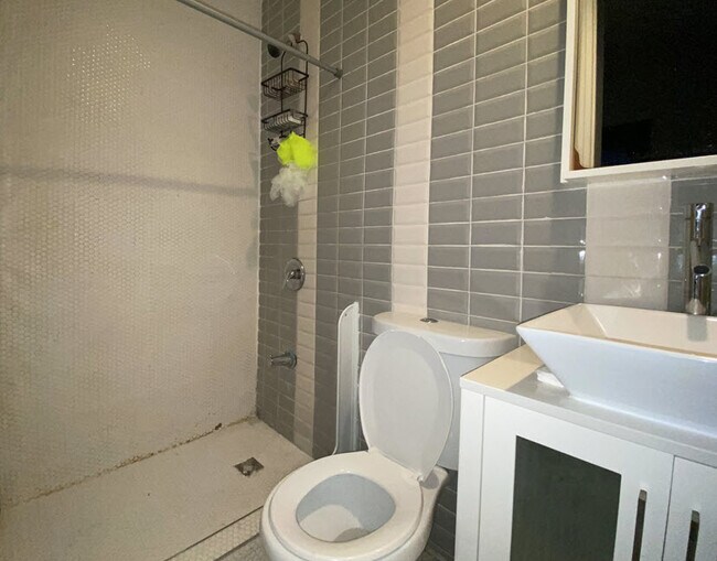 Photo - 220 Montauk Ave Unidad 2